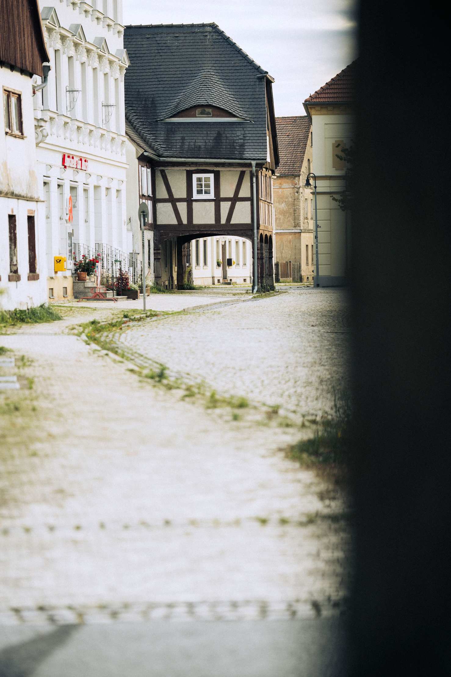 Kopfsteinpflasterstraße mit Fachwerkhäusern in Sachsen, Deutschland